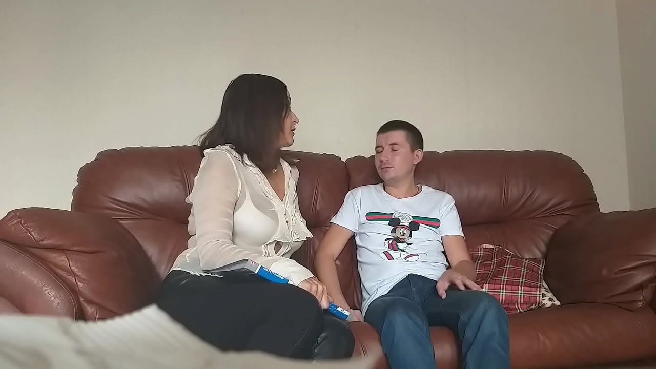 Plachá študentka šuká nenásytnú učiteľku (Milf Alina Tumanova)