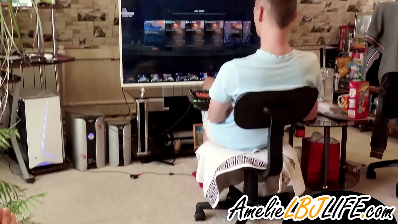 Dievča masturbuje so sexuálnou hračkou pre priateľa, aby si zahral počítačové hry