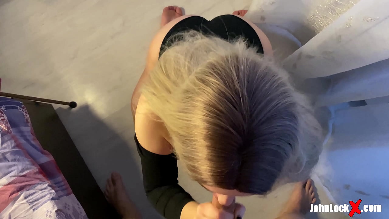 Červenovláska fajčí vtáka a šuká hore, dostáva semeno na zadok